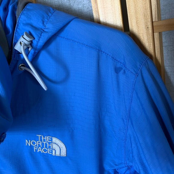The North Face Blue Windbreaker Jacket. - Picture 6 of 8